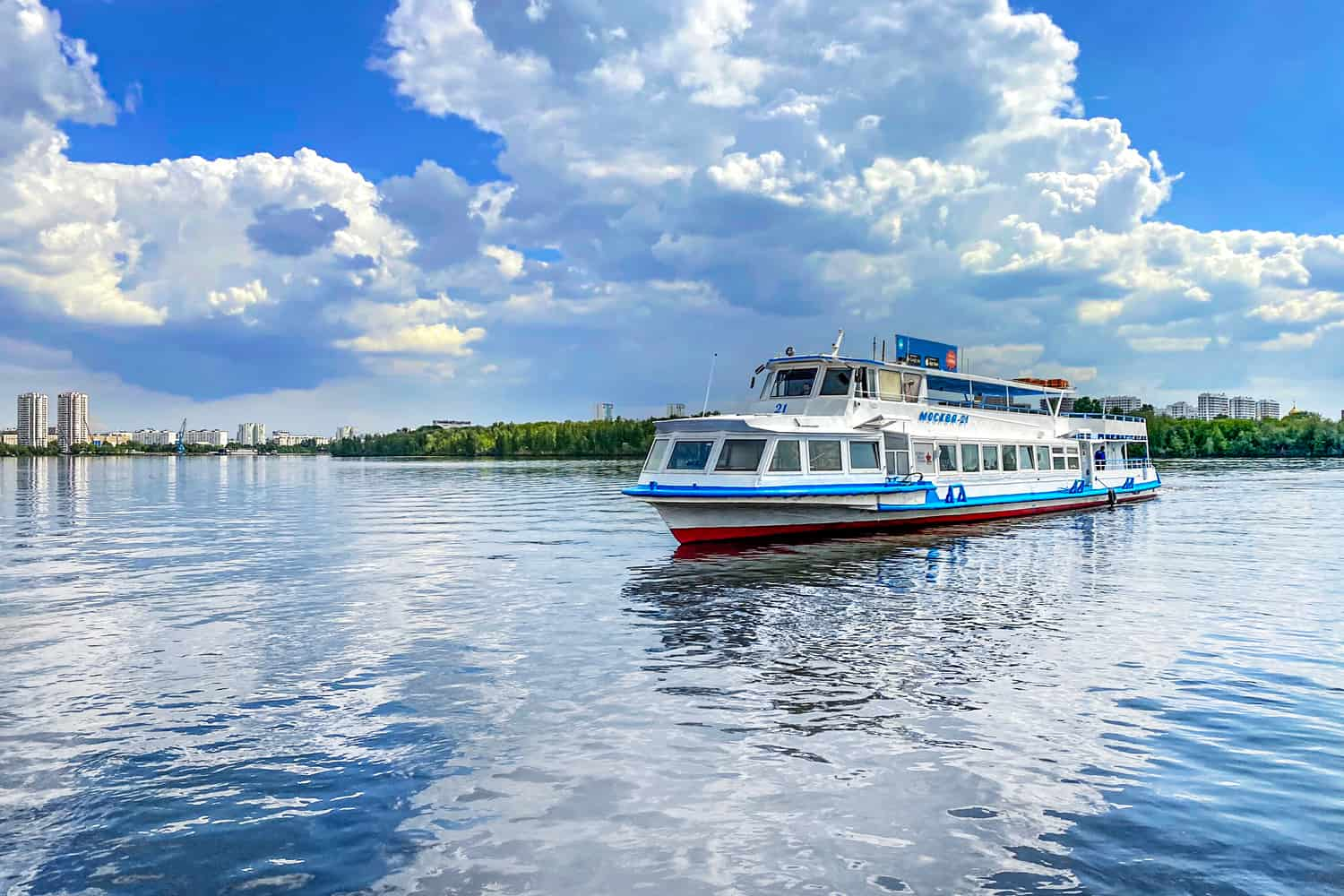 Утренняя прогулка на теплоходе по Москве-реке от Кленового бульвара