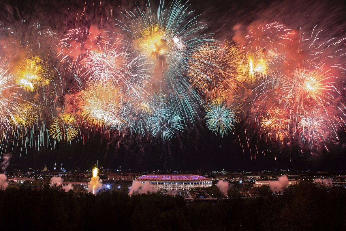 Салют над городом фото