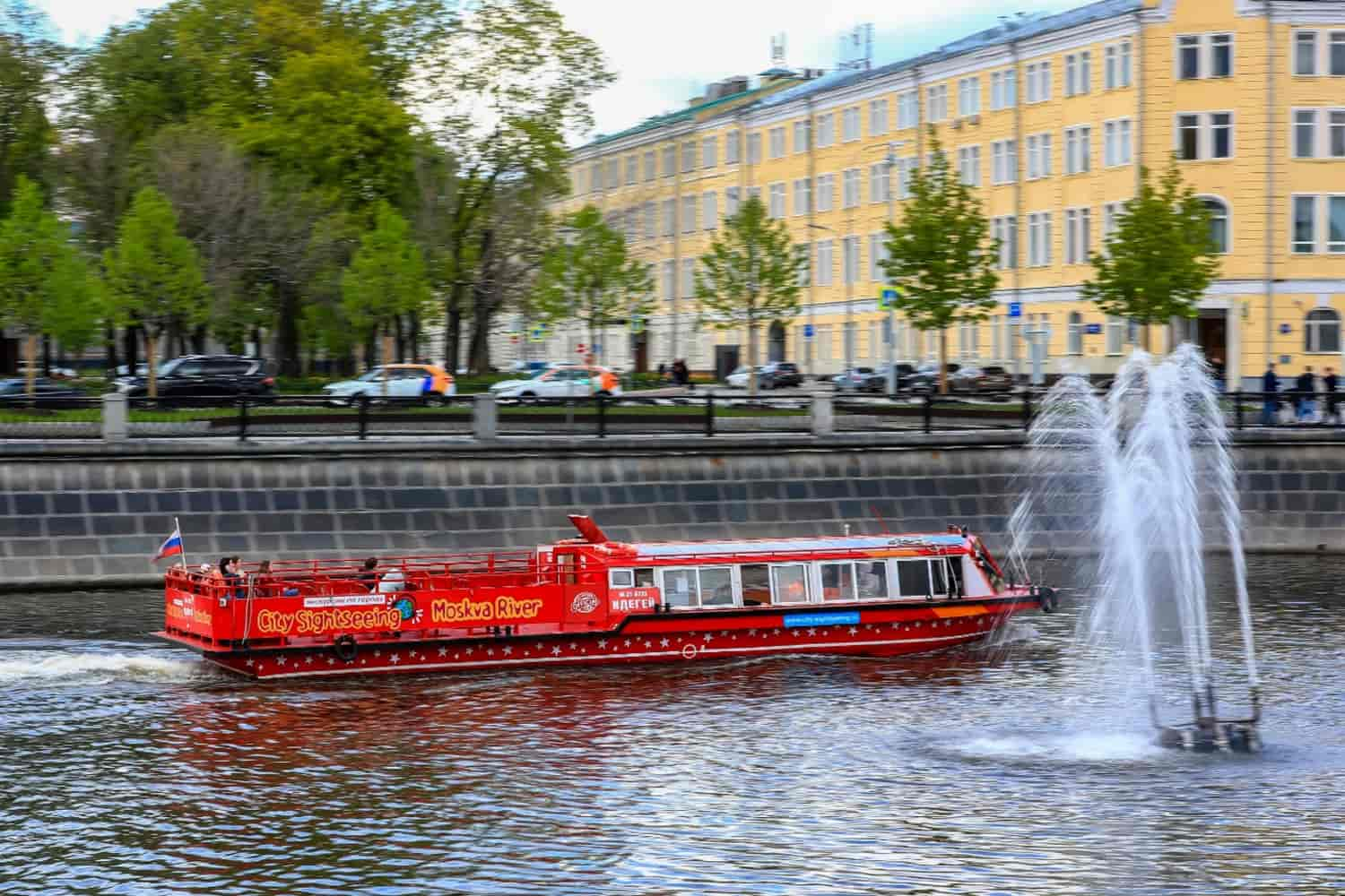 Прогулка по москве реке на теплоходе зарядье