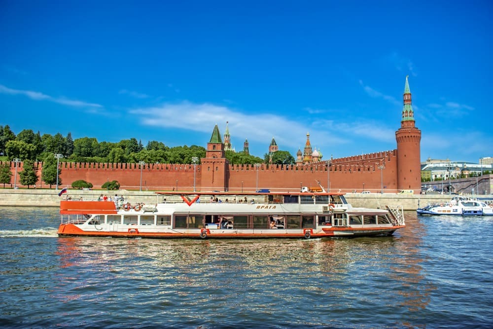 Теплоход Прага. Теплоход Прага Москва. Корабль Прага по Москве реке.