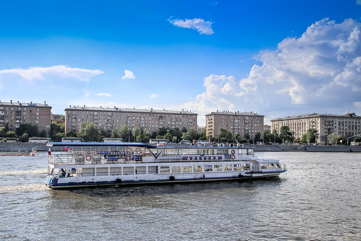 Прогулка на теплоходе по Москве-реке от воробьевы горы с обзором центра  столицы