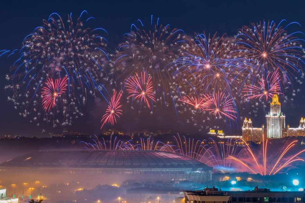 Салют на теплоходе в Москве | купить билет и смотреть салют с теплохода