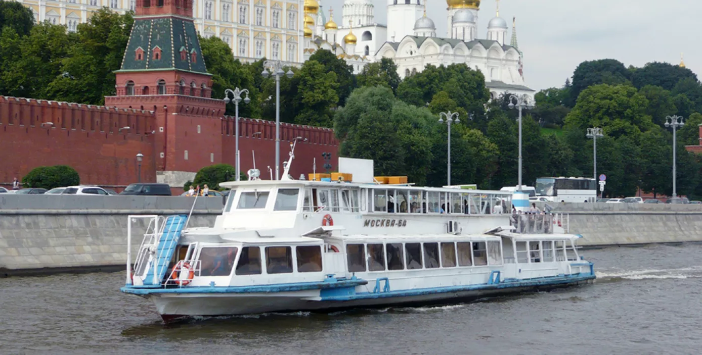 Прогулка река теплоход. Теплоход Москва река. Речной теплоход Москва. Речные прогулки по Москве. Корабль на Москве реке.