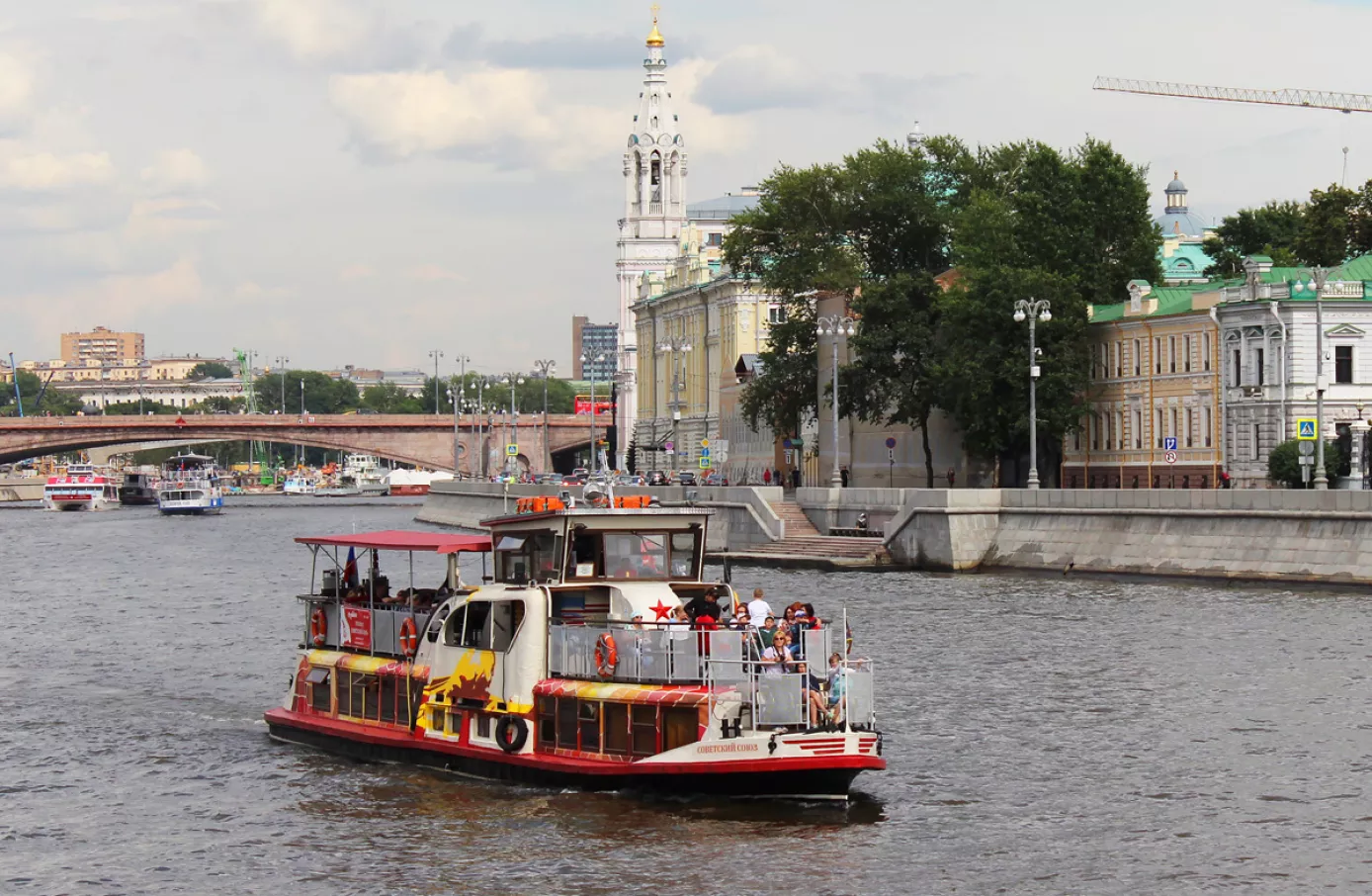 Прогулка на речном трамвае москва. Теплоход Советский Союз Москва. Речной трамвайчик парк Горького. Теплоход Советский Союз Речной. Речные трамвайчики Зарядье.