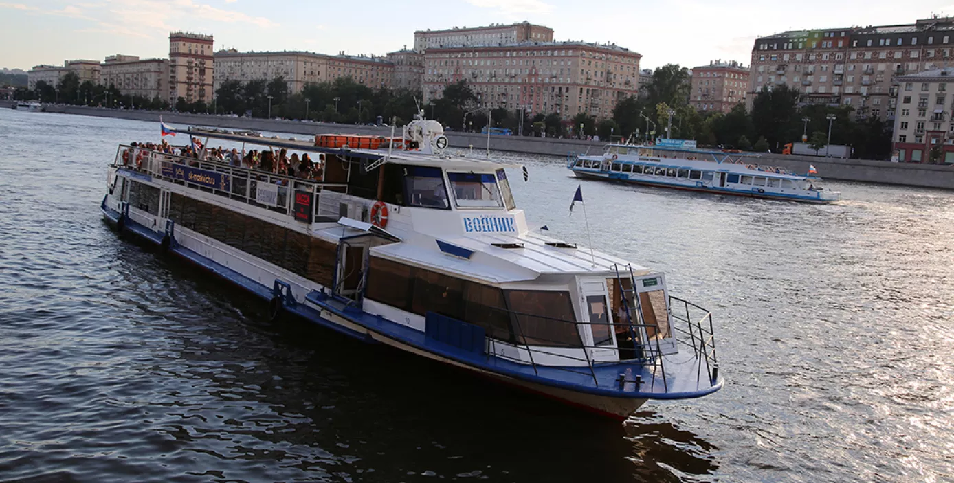 Прогулка на теплоходе Водник по Москве-реке | аренда теплохода Водник с  ужином - расписание, цены, отзывы на официальном сайте компании Москвич