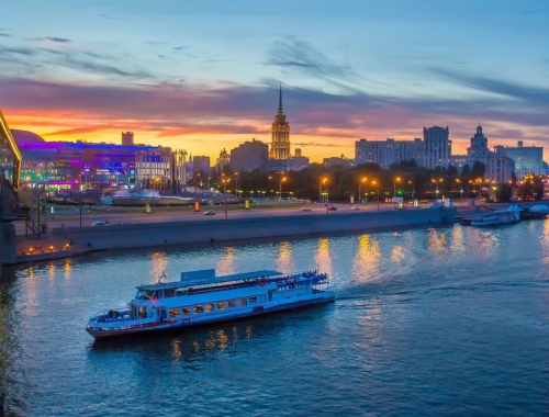 Вечерний круиз на теплоходе от Киевского вокзала до Кленового бульвара