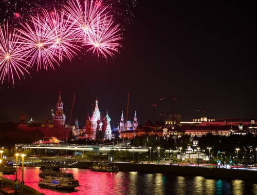 Круиз по центру Москвы с городским салютом на теплоходе «Венеция»