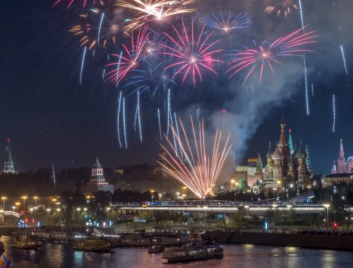 Круиз на теплоходе-ресторане с просмотром салюта на День Победы 