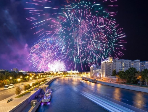 Речная прогулка с просмотром салюта в День Победы!