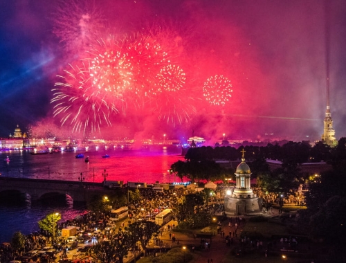 Прогулка на теплоходе с просмотром праздничного салюта в День Победы под звуки саксофона