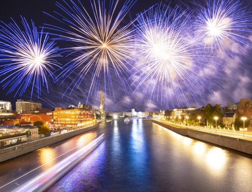 Прогулка на панорамном теплоходе от парка «Зарядье» в День Победы