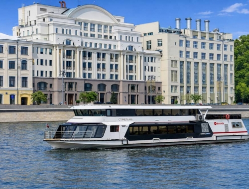 Прогулка на электроходе «Стрельна» от парка «Зарядье»