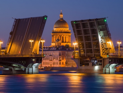 Ночной круиз на развод мостов с дискотекой и путешествием к Финскому заливу