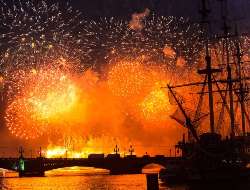 Салют с борта теплохода в День Победы!