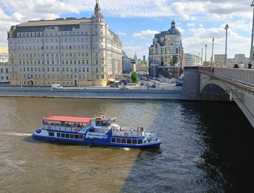 Речной ретро-трамвайчик с экскурсией по центру столицы