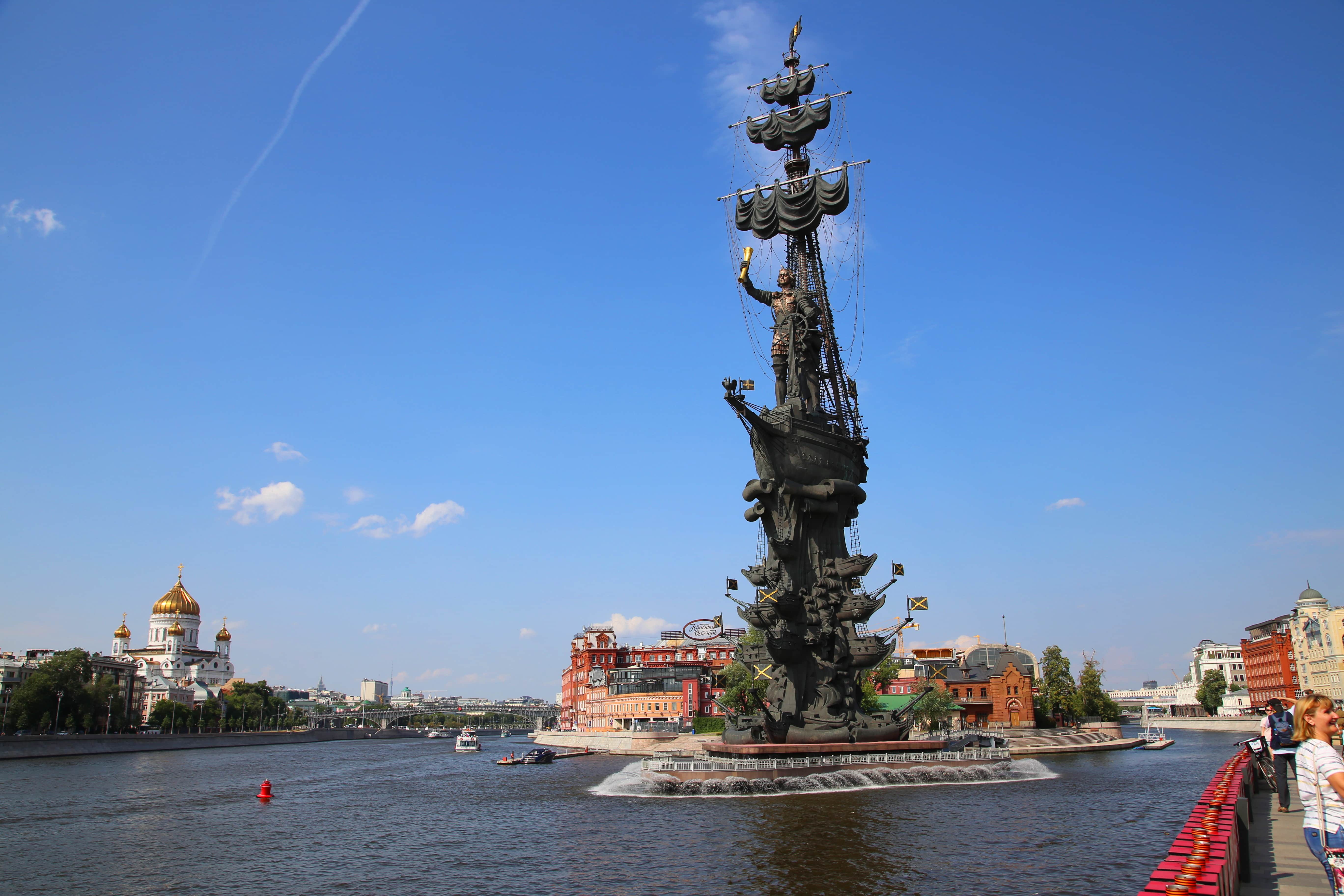 памятник петру 1 в москве на москве реке